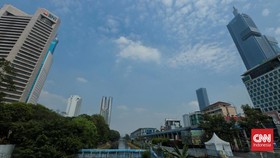 FOTO: Langit Jakarta Membiru, Ulah Siapa?