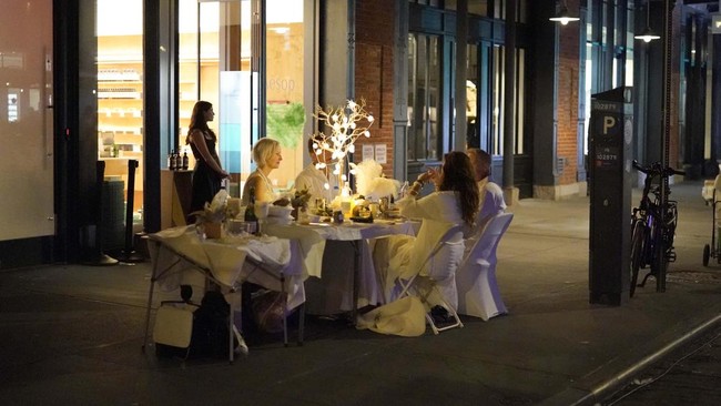 FOTO: Makan Malam Rahasia Serba Putih 'Diner en Blanc'