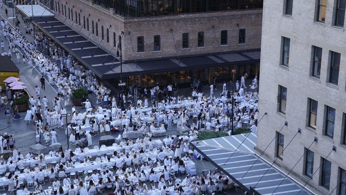 FOTO: Makan Malam Rahasia Serba Putih 'Diner en Blanc'