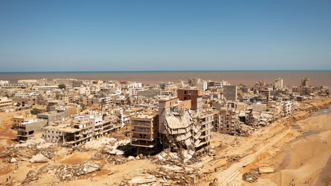 Lebih dari 100 warga Suriah meninggal akibat banjir bandang yang menewaskan ribuan orang di kota timur Libya, Derna, pada Minggu (10/9).
