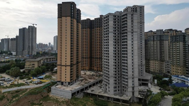 Jutaan rumah dan apartemen kosong di China meskipun jumlah penduduk negara tersebut mencapai 1,4 miliar jiwa imbas krisis properti. 