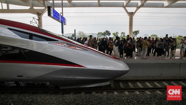 Presiden Joko Widodo (Jokowi) meresmikan kereta cepat relasi Jakarta-Bandung alias Whoosh pada Senin (2/10).