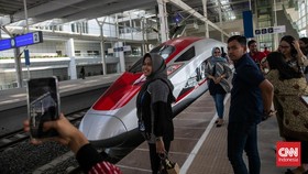 Pesan Tiket Rombongan Kereta Cepat Whoosh Bisa Lewat WhatsApp