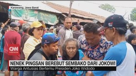 VIDEO: Nenek Pingsan Berebut Sembako Dari Jokowi