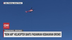 VIDEO: 'Bom Air' Helikopter Bantu Padamkan Kebakaran Bromo
