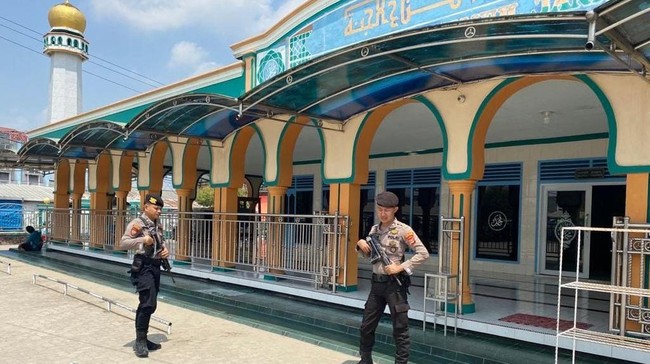 Polres Tulang Bawang, Lampung mengerahkan polisi bersenjata laras panjang agar warga lebih khusyuk beribadah, selain mencegah curanmor.