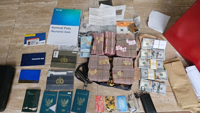 Polisi menyita uang Rp1,2 miliar setelah menggeledah rumah pasutri yang diduga mengurus keuangan bos besar narkoba Fredy Pratama.