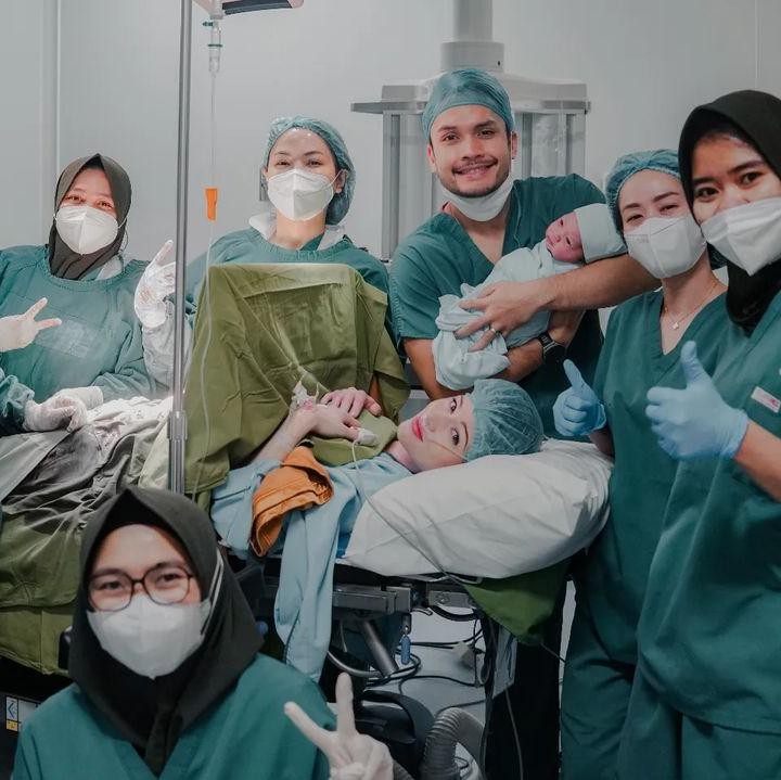 <p>Kelahiran anak kedua Randy Pangalila pada 21 Juni 2023 melengkapi kebahagiaannya dan sang istri, Chelsey Frank. Asher Griffin Pangalila lahir di RS EMC Sentul. "Puji syukur kepada Tuhan Yesus Kristus atas hari yang sangat indah ini. Rabu 21 Juni 2023 tepat pukul 14.49 WIB, anak kedua kami, Asher Griffin Pangalila telah lahir dengan sehat dan selamat," kata Randy pada akun Instagram-nya. (Foto: Instagram: @randpunk)</p>