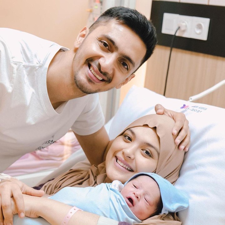 <p>Vebby Palwinta melahirkan putra keduanya di RS Brawijaya Antasari pada 15 Maret 2023, Bunda. "<em>Assalamualaikum</em> semuanya, kenalin ini Omar Razi Bawazier. Anak sholehnya Amma dan Abba," ungkap Vebby. (Foto: Instagram: @vebbypalwinta)</p>