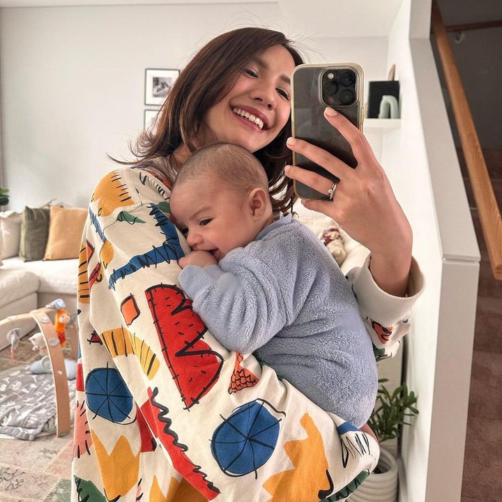 <p>"Si bayi murah senyum, semoga cepat sembuh ya anak ganteng," ungkap seorang netizen. "Kenan <em>please</em> jangan senyum, aku meleleh lihatnya. Lekas sembuh anak ganteng," kata netizen lainnya.&nbsp; (Foto: Instagram: @achasinaga)</p>