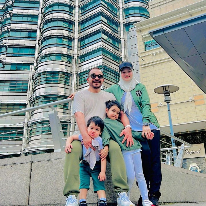 <p>Di waktu luangnya, Siti dan suami juga kerap quality time dengan anak-anak mereka. Keluarga Siti kerap tampil kompak di berbagai kesempatan.&nbsp;(Foto: Instagram: @ctdk)</p>