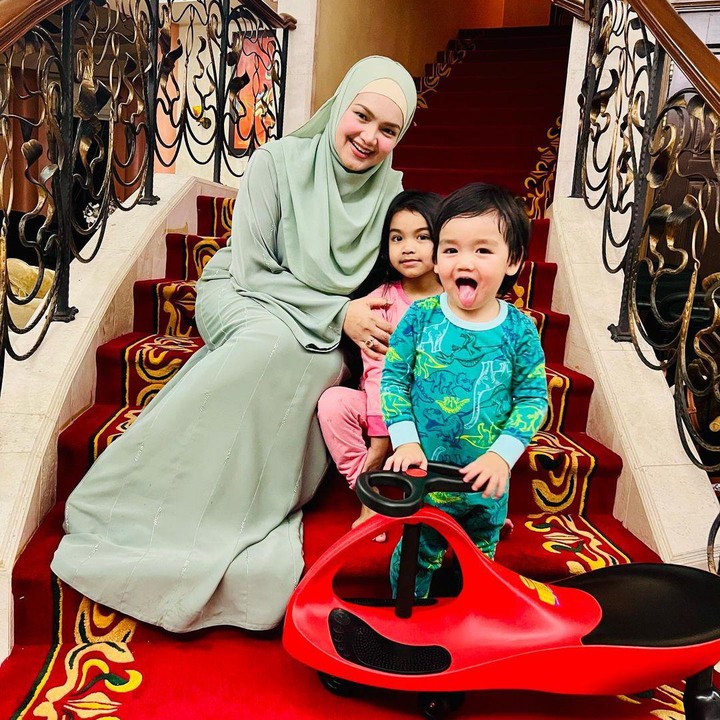 <p>Anak pertama Siti Nurhaliza bernama Siti Aafiyah Binti Khalid lahir pada 19 Maret 2018. Siti Aafiyah lahir melalui program bayi tabung. Saat ini, ia sudah genap berusia 5 tahun. (Foto: Instagram: @ctdk)</p>
