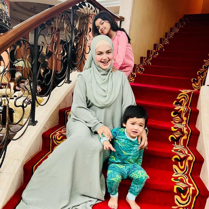 <p>Penyanyi cantik asal Malaysia, Siti Nurhaliza, menikah dengan Khalid Mohamad Jiwa pada tahun 2006. Setelah menikah, keduanya pun dikaruniai dua orang anak yang sangat menggemaskan. (Foto: Instagram: @ctdk)</p>