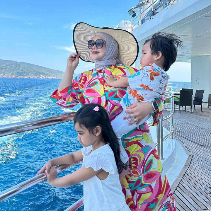 <p>"Foto yang bagus dari keluarga yang penuh kasih sayang. Haha Afwaaaa marah melihat dia seperti ingin melarikan diri. Lucu sekali," kata seorang netizen. "<em>Happy familyyyy,</em>" kata netizen lainnya dengan emoticon hati. (Foto: Instagram: @ctdk)</p>