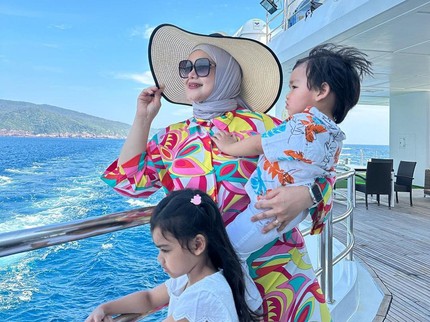 7 Potret Siti Nurhaliza Momong Dua Anaknya yang Menggemaskan