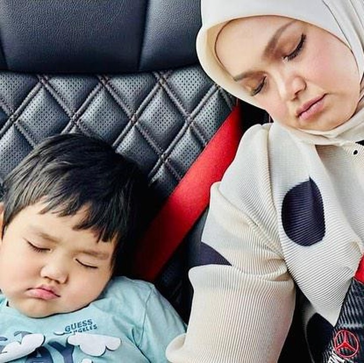 <p>Sementara itu, anak kedua Siti yang berjenis kelamin laki-laki lahir pada 19 April 2021. Si bungsu ini bernama Muhammad Afwa Bin Khalid.&nbsp;Menginjak usia 2 tahun, Afwa tumbuh menjadi anak yang aktif. (Foto: Instagram: @ctdk)</p>
