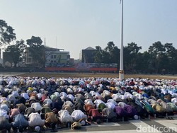 Krisis Air Bersih, Ribuan Warga Sukabumi Salat Istisqa di Lapang Merdeka