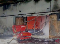 Robot Damkar Dikerahkan Padamkan Kebakaran Pabrik Sandal di Jakut