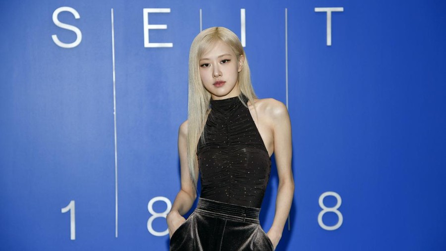 Rose BLACKPINK di Pameran Rimowa Rośe from the South Korean girl group Blackpink attends the Rimowa