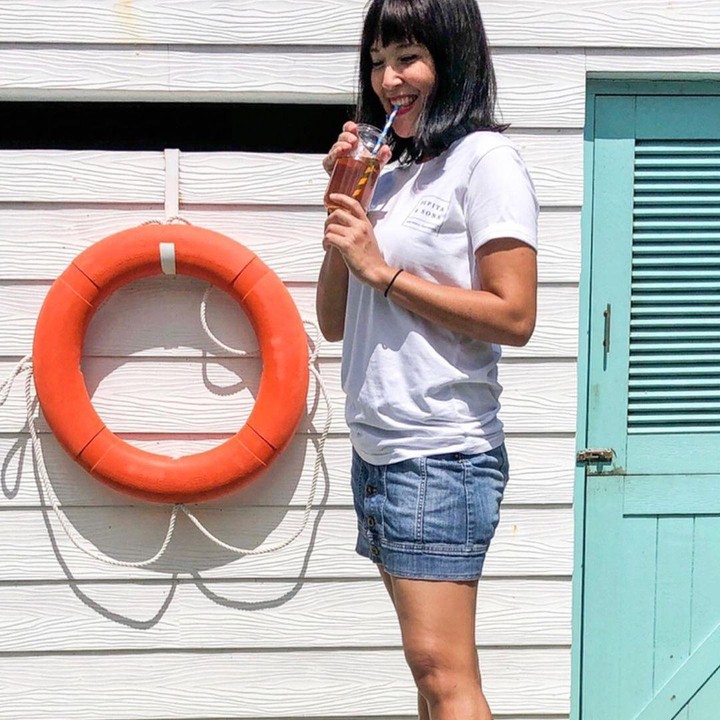 <p>Di setiap sudut rumah, Sophie Navita memberikan aksen unik untuk mempercantik huniannya. Seperti ornamen pelampung yang berpadu manis dengan tembok kayu warna putih, serta sentuhan <em>colorful</em> dari pintu hijau <em>tosca.</em> (Foto: Instagram @sophienavita)</p>