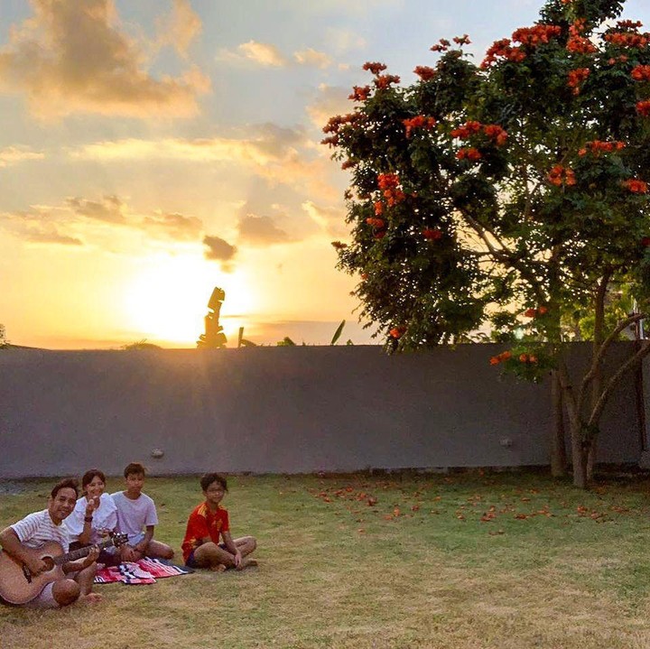 <p>Sophie dan keluarganya kerap menghabiskan waktu dengan berkumpul halaman rumah untuk menikmati suasana senja sambil menghirup udara segar. "Menikmati langit sore, milikNYA," ucap Sophie. (Foto: Instagram @sophienavita)</p>