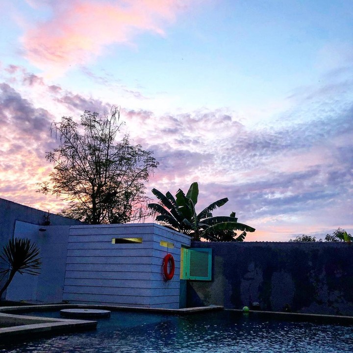 <p>Menjelang malam, suasana senja di halaman rumah Sophie Navita berubah semakin indah dengan pemandangan matahari tenggelam. "Langit sore ini di halaman rumah. Sambil merenung sebelum mandi," kata Sophie Navita. (Foto: Instagram @sophienavita)</p>