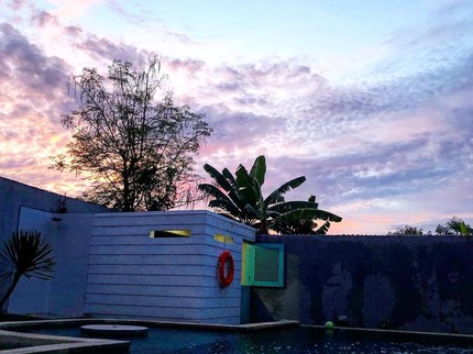 7 Potret Rumah Sophie Navita di Bali, Indah Ketika Senja