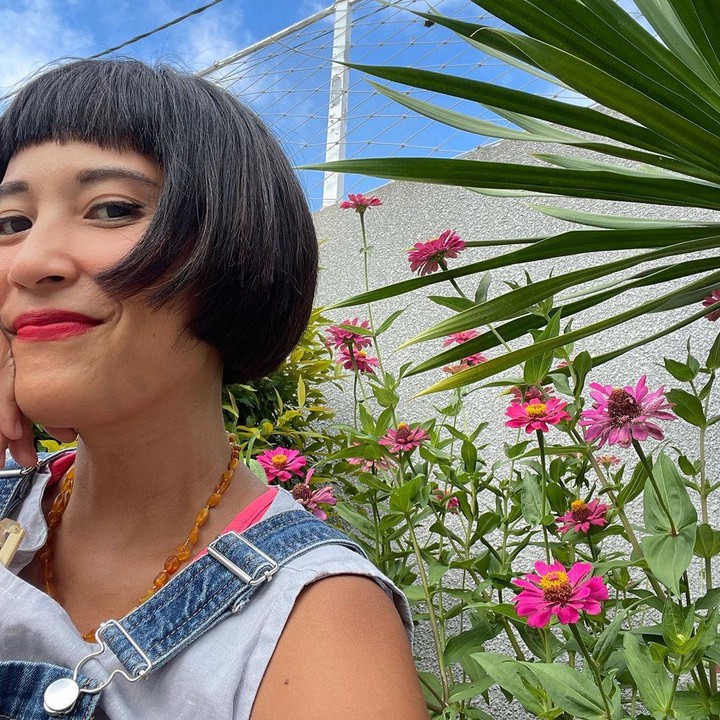 <p>Di rumahnya, Sophie Navita juga rajin menanam bunga serta tanaman lainnya. "Tadinya cuma hobi tanam2 plants aja sejak pindah ke Bali 2016, tapi 2020 bikin aku juga merambah ke tomat ceri, kemangi, dan cabe yang belum2 juga berbuah huuhh entah kenapa," cerita Sophie. (Foto: Instagram @sophienavita)</p>