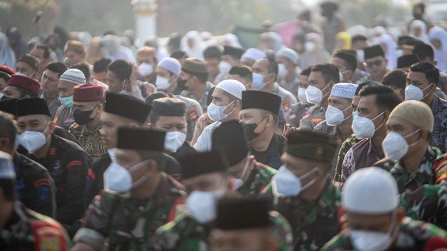 FOTO: Aparat Salat Minta Hujan agar Karhutla Sumsel Berakhir