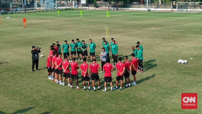Empat hari menjelang laga pertama Asian Games 2023, sesi latihan Timnas Indonesia U-24 baru diikuti 15 pemain.