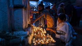 FOTO: Kuse Aunsi, Warna dan Manis Hari Ayah Umat Hindu Nepal