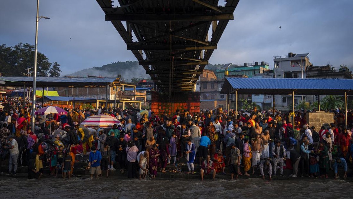 FOTO: Kuse Aunsi, Warna dan Manis Hari Ayah Umat Hindu Nepal