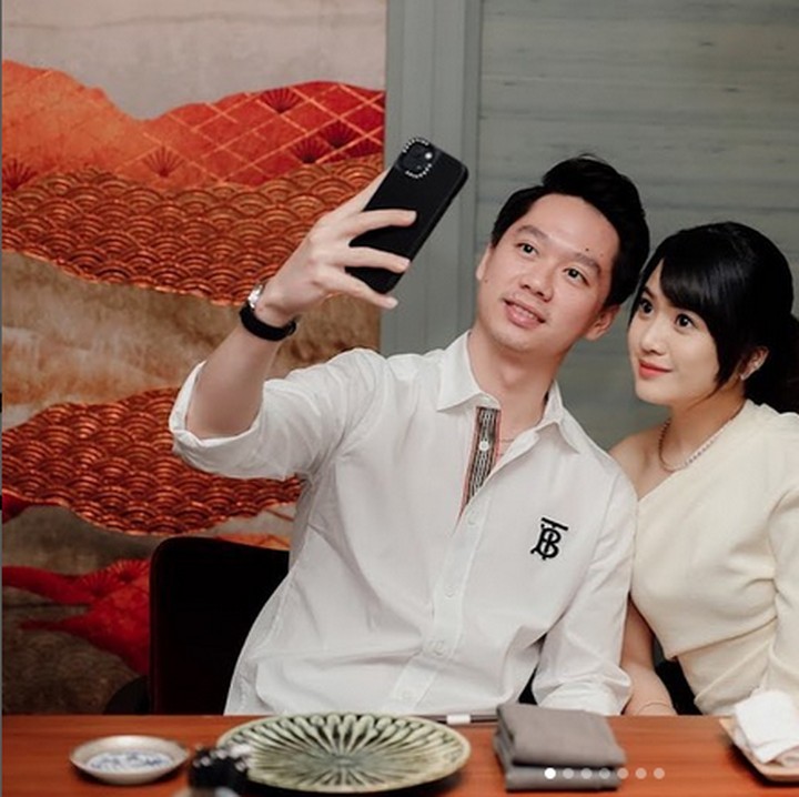 <p>Kevin Sanjaya dan Valencia Tanoe baru saja merayakan ulang tahun pernikahan, Bunda. Pasangan yang menikah sejak 23 Maret 2023 sudah genap setahun menjadi suami istri. (Foto: Instagram @valenciatanoe)<br /><br /><br /></p>