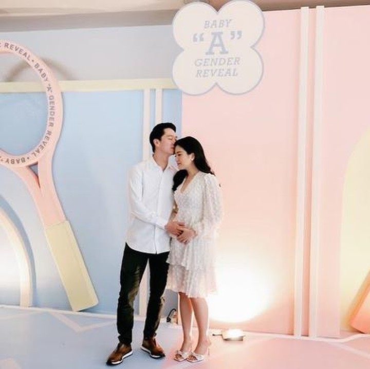 <p>Pada bulan Agustus, Valencia dan Kevin mengumumkan kehamilan sekaligus jenis kelamin anak pertama mereka. Pasangan ini akan segera menjadi orang tua untuk anak perempuan yang saat ini dijuluki Baby A.<em> "Baby girl, we can’t wait to meet you this coming January 2024. Know that you are loved and that you will always have mom and dad rooting for you,"</em> tulis Valencia dalam unggahannya. Foto: Instagram @valenciatanoe)</p>