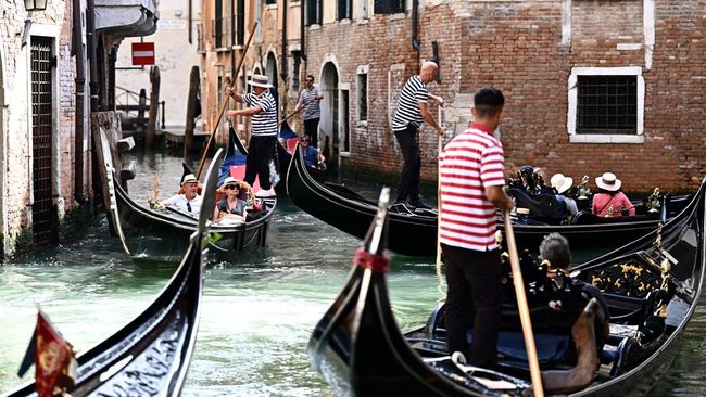 Sibuk Selfie di Kanal Venesia, Turis China Tercebur dari Gondola