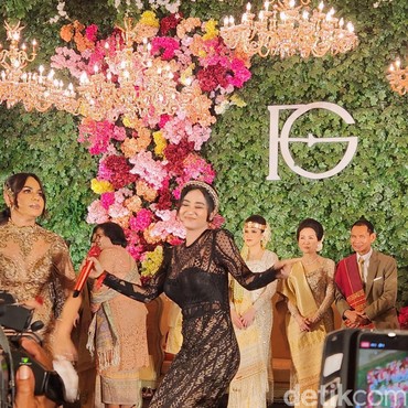 Dewi Perssik Goyangkan Tamu Undangan di Pernikahan Putra Bungsu Hotman Paris