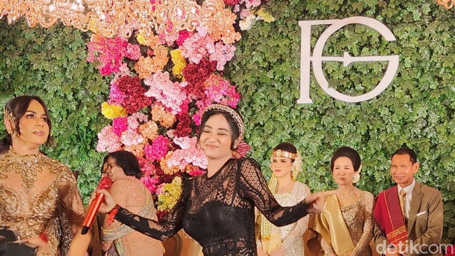 Dewi Perssik saat ditemui di nikahan anak Hotman.
