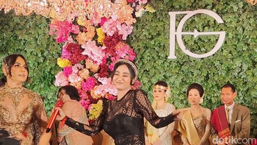 img-title Dewi Perssik Goyangkan Tamu Undangan di Pernikahan Putra Bungsu Hotman Paris