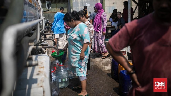 BPBD DKI Jakarta sudah mendistribusikan air bersih untuk warga terdampak kekeringan di Kalideres, Jakbar.