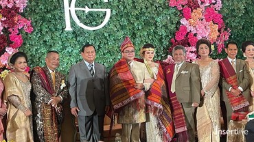 img-title Tangis Haru Iringi Proses Pernikahan Putra Bungsu Hotman Paris