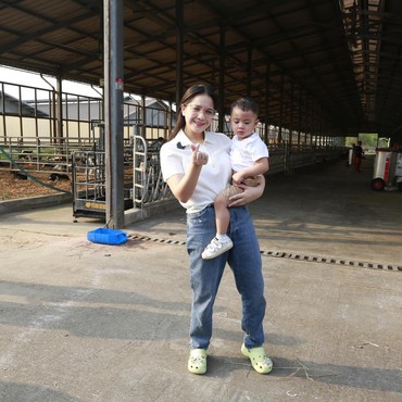 Nagita Slavina Antusias Ajak Cipung Lihat Langsung Produksi Susu