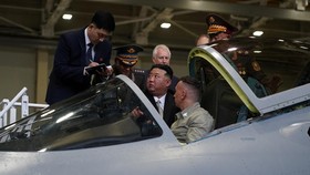 FOTO: Kim Jong Un 'Kepo' Kecanggihan Jet Tempur Buatan Rusia