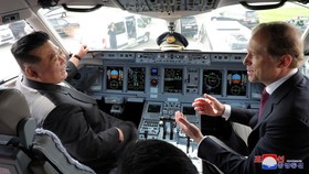 Girangnya Kim Jong Un Diajak Lihat Kokpit Pesawat Militer Rusia
