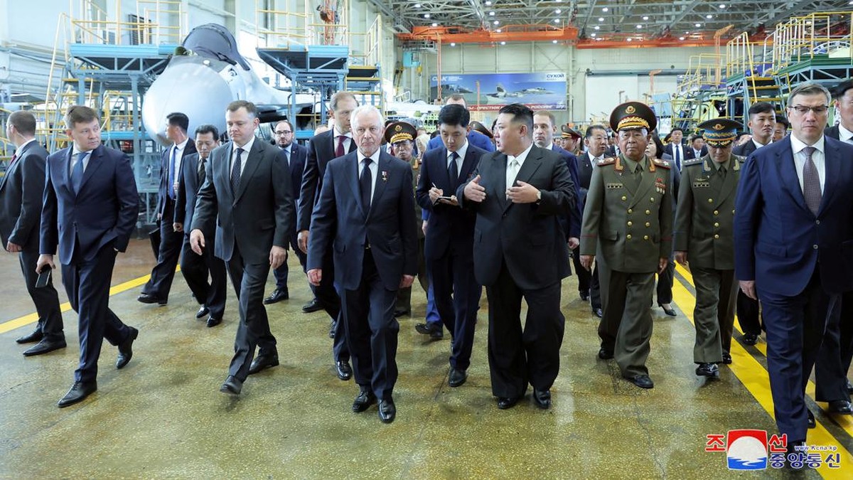 FOTO: Kim Jong Un 'Kepo' Kecanggihan Jet Tempur Buatan Rusia