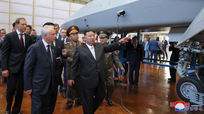 Pemimpin Tertinggi Kim Jong Un menetapkan Korea Utara menjadi negara yang memiliki senjata nuklir yang dikukuhkan dalam konstitusi negara.