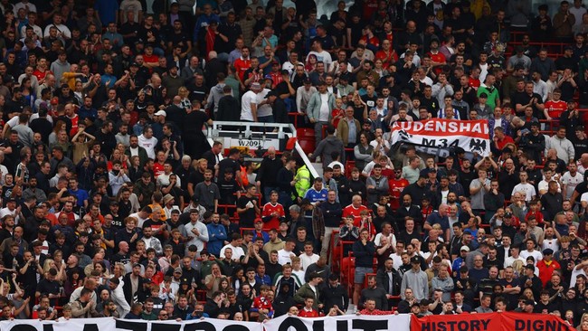 Banyak suporter Manchester United yang meninggalkan Old Trafford di menit ke-71, tepatnya usai gol ketiga Brighton tercipta.
