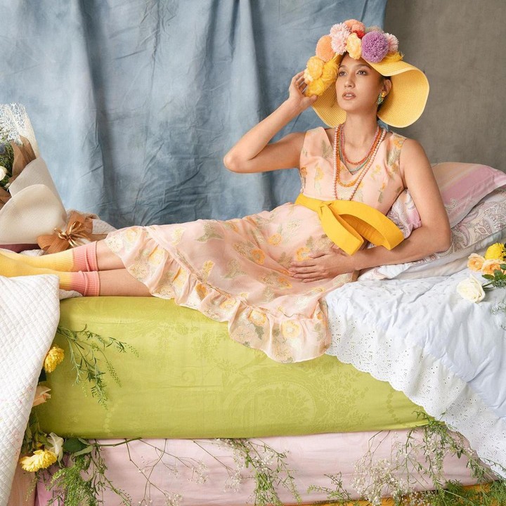 <p><em>Maternity photoshoot</em> kali ini banyak dihiasi ornamen berwarna pastel dengan dominasi kuning dan hijau. Selain hiasan bunga di <em>summer hat</em>, terdapat juga tanaman dan bunga untuk dekorasi <em>maternity photoshoot</em> Nadine. (Foto: Instagram @nadinelist)</p>