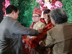 Momen Prabowo Mangulosi Putra dan Menantu Hotman Paris