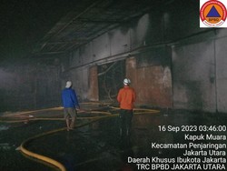 Korsleting Listrik Diduga Jadi Penyebab Kebakaran Pabrik Sandal di Jakut