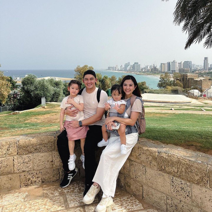 <p>Samuel dan Franda mengunjungi kota Tel Aviv di Israel. Pasangan ini tampak mengenakan pakaian kasual selama berwisata. (Foto: Instagram @samuel_zylgwyn)</p>